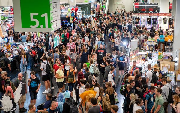 Menschenmasse auf einer Messe