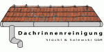 Rotes Ziegeldach mit Regenrinne und Text "Dachrinnenreinigung Stäckl & Salewski GbR".