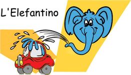 Illustrazione di un elefante che spruzza acqua su un'auto rossa giocattolo. Testo: "L'Elefantino".