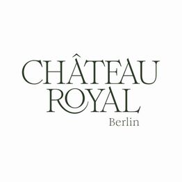 „Château Royal Berlin“ in stilisierter Schrift auf weißem Hintergrund.