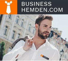 Mann in weißem Hemd mit Logo von BUSINESSHEMDEN.COM im Freien.