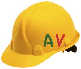 Casco giallo da cantiere con le lettere "AV" in verde e rosso su un lato.