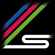 Abstraktes Logo mit bunten Streifen und einer weißen Linie auf schwarzem Hintergrund.