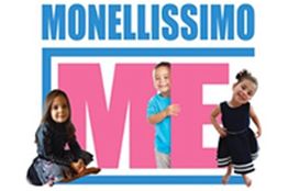 Bambini sorridenti davanti alla scritta "Monellissimo Me" in blu e rosa.