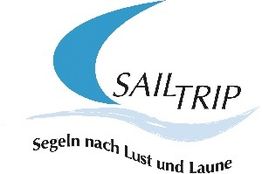Logo mit blauem Segel, Text "SAIL TRIP" und Slogan "Segeln nach Lust und Laune".