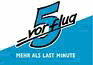 Logo mit stilisierter "5 vor flug"-Schrift auf blauem Hintergrund, Text: "Mehr als Late Minute".