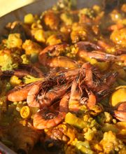 So sieht ein gesundes Essen aus: leckere Paella mit Meeresfrüchten