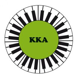 Grüner Kreis mit schwarzen Klaviertasten am Rand und den Buchstaben "KKA" in der Mitte.