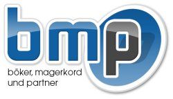 Logo mit den Buchstaben "bmp" und Text "böker, magerkord und partner" in Blau und Grau.