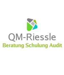 Logo von QM-Riessle mit Slogan: "Beratung Schulung Audit", darüber ein grafisches Symbol.