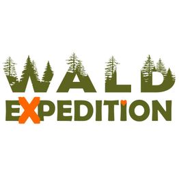 Textlogo "Wald Expedition", Bäume ersetzen Teile der Buchstaben.
