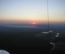 Starten Sie mit uns auf eine außergewöhnliche Reise, z. B. in den Sonnenaufgang.