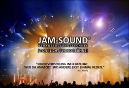 Bühne mit Lichtern, Logo von JAM-Sound und Zitat von John F. Kennedy über Handeln und Reden.