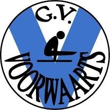 Logo van G.V. Voorwaarts met gymnast silhouet en blauwe V-vormige achtergrond.