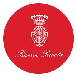 Rotes Emblem mit einer weißen Krone und Schriftzug "Riserva Privata" darunter.