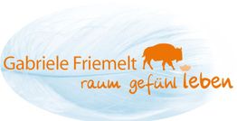 Logo mit Feder, Text "Gabriele Friemelt, raum gefühl leben", Orange Bison und Blume.