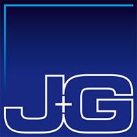 Logo mit den weißen Buchstaben "J+G" auf dunkelblauem Hintergrund, oben ein blauer L-Rahmen.