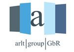 Logo mit Buchstaben 'a' und Text: "arlt group GbR", umgeben von blauen und grauen Streifen.
