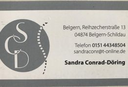 Visitenkarte von Sandra Conrad-Döring mit Adresse, Telefon und E-Mail auf grauem Hintergrund.