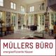 Helles Büro mit hohen Fenstern und einem Schild: "Müllers Büro - energieeffiziente Häuser".