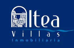Logo von Altea Villas Inmobiliaria auf blauem Hintergrund mit stilisierten Gebäuden.