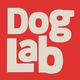 Texto "Dog Lab" em bege sobre fundo vermelho.