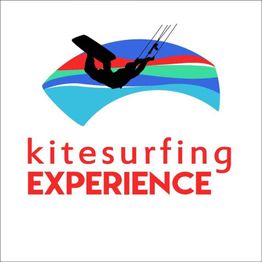 Logo mit Kitesurfer im Flug, buntem Kite und Text "kitesurfing EXPERIENCE" in Rot.