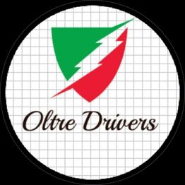 Logo con scudo tricolore rosso e verde, scritta "Oltre Drivers" su sfondo a quadretti bianchi.