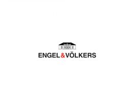 Logo von Engel & Völkers mit Haus-Symbol, schwarzer Text und rotem "&"-Zeichen.
