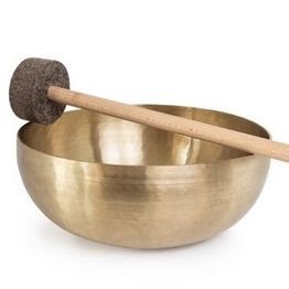 Metallschale mit einem Holzklöppel darauf, hauptsächlich goldfarben, auf weißem Hintergrund.