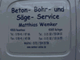 Schild mit Kontaktinfo für Beton-, Bohr- und Sägeservice von Matthias Wemker.