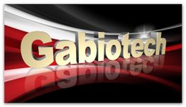 3D-Schriftzug "Gabiotech" auf rot-weiß-schwarzem Hintergrund mit Lichtreflexion.