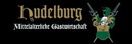 Schwarzes Logo mit "Hudelburg" und "Mittelalterliche Gastwirtschaft". Wappen mit Helm und Federn.