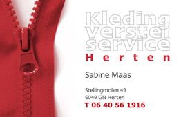 Rode rits met tekst: "Kledingverstelservice Herten" en contactgegevens van Sabine Maas.