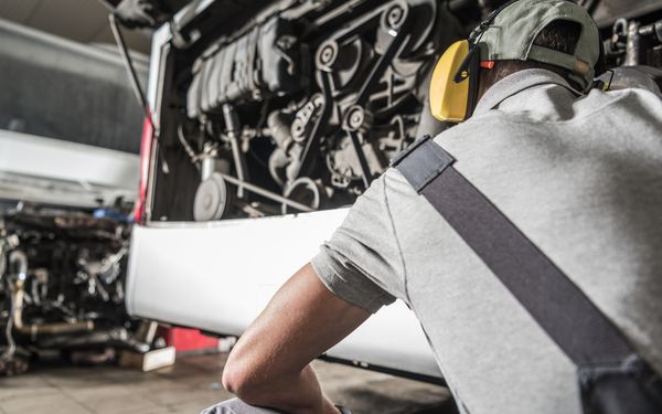 Wartung eines Reisebusses