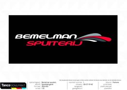 Logo van "Bemelman Spuiterij" met grijze en rode strepen op een zwarte achtergrond.