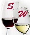 Zwei Weingläser, eines mit Rotwein und eines mit Weißwein, mit den Buchstaben "S" und "W".