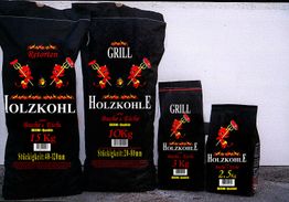 Vier Säcke Holzkohle: 15 kg, 10 kg, 3 kg, 2,5 kg, schwarz mit rotem Grillmotiv und Schriftzug.
