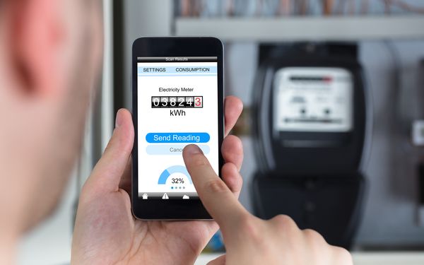 Ein Mann verweigert die Weitergabe seiner Smartmeter Daten an Dritte, indem er auf den Button "Cancel" in seiner App klickt.