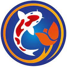 Logo met een rood-witte koi karper en oranje tulp op blauwe achtergrond.