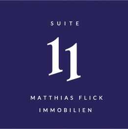 Dunkelblaues Logo mit der weißen Aufschrift: Suite 11, Matthias Flick Immobilien.