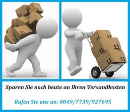 Zwei Figuren mit Kartons: eine trägt sie, die andere nutzt einen Wagen. Text: Versankosten sparen.