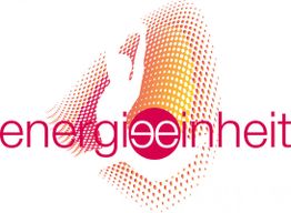 Logodesign mit Wort "energieeinheit" in Rot, stilisierter Fußabdruck in Rot-Orange im Hintergrund.