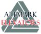 Grau-weißes dreieckiges Logo mit den Worten "Altmark Elevators" in Schwarz und Rot.