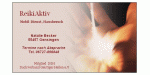 Visitenkarte mit rotem Text, bietet Reiki, Massage und Handwerk an. Hände im Hintergrund.