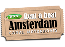 Houten bord met tekst: "Rent a boat Amsterdam Canal Motorboats" en Amsterdamse drie kruisen.