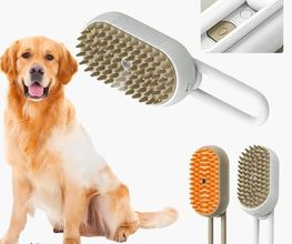 Hund neben zwei verschiedenen Hundebürsten mit Noppen, eine mit oranger und eine mit grauer Bürste.