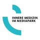 Logo mit blauem Bogen und Schriftzug "Innere Medizin im Mediapark" auf weißem Hintergrund.