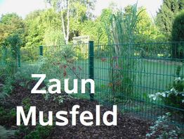 Landschaft mit Drahtzaun und üppigem Grün. Text: "Zaun Musfeld".