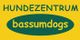 Gelbes Logo mit dem Text "HUNDEZENTRUM bassumdogs" in grüner und gelber Schrift.